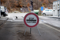Prvi automobil bez stikera s oznakom "RKS" prošao prelaz Jarinje