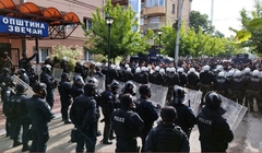 Kfor rasporedio snage na sjeveru, policija u Zvečanu bacila suzavac (FOTO, VIDEO)