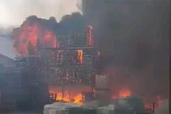 Gori fabrika u Šidu, odjekuju eksplozije (FOTO, VIDEO)