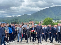 Zvaničnici Srpske položili vijence na centralni spomen-krst na bratunačkom groblju