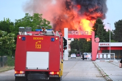 SAVJET GRAĐANIMA da ZATVORE PROZORE - Bukti požar u krugu fabrike "Sava Semberija" (FOTO)