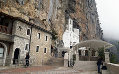 Više od 400 vjernika krenulo na HODOČAŠĆE DO MANASTIRA OSTROG dugo 90 kilometara