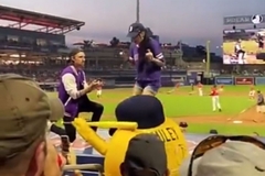 Zaprosio djevojku pred publikom, ona odjurila