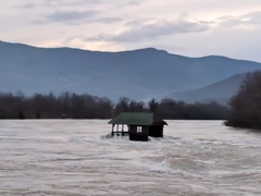 Kućica na Drini jedva se drži pod naletima nabujale rijeke