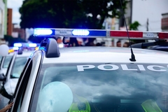 Vozio auto 110km/h i spavao, policija ga budila 15 minuta