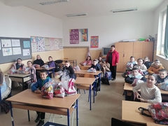 Omladinci Crvenog krsta Bijeljina obradovali mališane u Šamcu