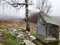 Dragaljevac kod Bijeljine: Spomenik ZATRPAN SMEĆEM (FOTO)