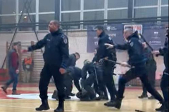 Navijači Zrinjskog uletjeli u teren i prebili igrače Veleža (VIDEO)