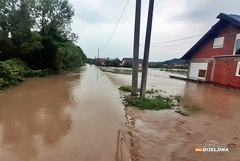 Voda zaplavila kuće u selu kod Ugljevika, na terenu vatrogasci (FOTO)