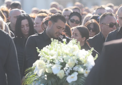 Sahranjen BRAT DARKA LAZIĆA, pjevač jecao na grobu