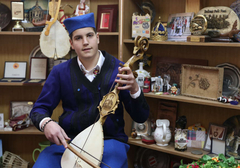 Stefan ima samo 14 godina i svira gusle kao profesionalac, omiljene mu pjesme o Kosovu