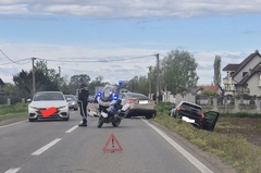 Sudar između Bijeljine i Rače, vozilo završilo pored puta (FOTO)