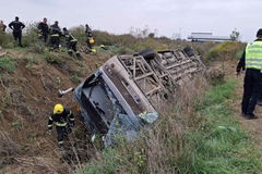Oglasio se MUP Srbije: U prevrtanju autobusa dvije osobe poginule, 80 povrijeđenih