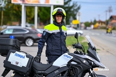 Mladi Bijeljinac u policijskoj uniformi patrolira na motociklu u Loznici i osvaja medalje (FOTO)