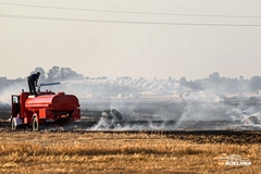 Vatrogasci spriječili katastrofu: Veliki požar kod Modriče progutao polje pšenice