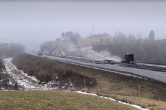 Lančani sudar u Sloveniji: Zapalio se kamion, dva vozača u bolnici 