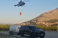 I dalje gori kod Trebinja, vatru gasi i helikopter