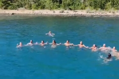 Zaigrali kolo u vodi (VIDEO)