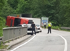 Tragičan epilog nesreće kod Kladnja: Vozača izvukli mrtvog iz prevrnutog kamiona