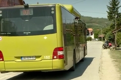 Vjerovali ili ne: Jedan autobus ih vozi u rikverc do mosta, pa drugi preuzima