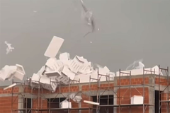 Oluja pogodila dio Hrvatske: Vjetar čupao stabla i nosio krovove (VIDEO)