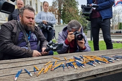"PIŠITE VI UBUDUĆE" Novinari polomili olovke u znak protesta zbog kriminalizacije klevete