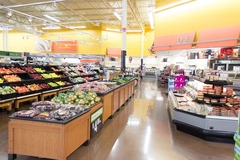 Kako bi izbjegla "bakterije" drugih kupaca, iznajmljuje supermarket da bi kupila hranu