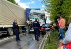 Tuzla: Jedna osoba povrijeđena u sudaru dva kamiona i automobila