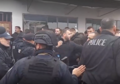 Strašni prizori u Velikoj Hoči: ROSU pod punom opremom počeli da plijene vino i rakiju porodice Petrović (VIDEO)