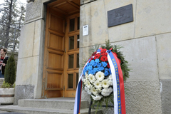 Vijenci na mjestu gdje je ubijen Đinđić