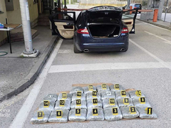 Mladić skrivao 25 kg marihuane u “jaguaru”, pronađeno i 13.000 evra