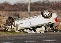 Nezgoda u Dvorovima kod Bijeljine, automobil završio na krovu