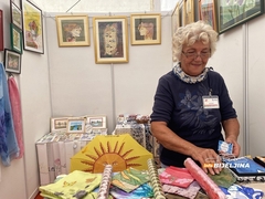 Bijeljinska slikarka izrađuje unikatne radove na kineskoj svili: Umjetnošću dopunjava kućni budžet (FOTO)