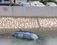 Bijeljina: Vozilo završilo u kanalu Dašnica (FOTO)