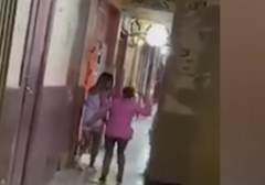 TUKLA JE KAIŠEM DO KUĆE Majka zabranila kćerki izlazak, pa je uhvatila u provodu(VIDEO)