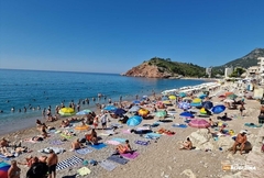 Drama na divljoj plaži kod Sutomora: Muškarac IZVUČEN IZ MORA, spašen zahvaljujući brzoj pomorskoj intervenciji