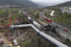Putnici bježali kroz slomljene prozore: Jezivi snimci prvih trenutaka nakon stravičnog sudara u Grčkoj (VIDEO/FOTO)