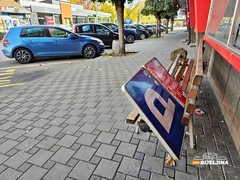 Bijeljina: Tabla o naplati parkinga završila na klupi (FOTO)