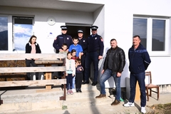 U susret Božiću: Policajci u Loparama skupili novac i paketima obradovali socijalno ugrožene porodice (FOTO)