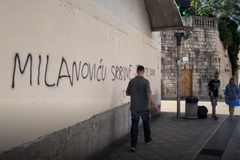 Neprimjeren grafit protiv Milanovića i Dodika u Splitu