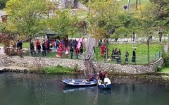Krenuli na liturgiju, pa nastradali: Vozači heroji iz vode izvukli ženu sa djecom