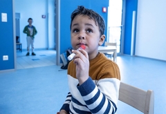 Austrijanci djeci daju covid-19 testove u obliku lizalica