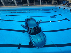 Automobil upao u bazen pun plivača, zamalo izbjegnuta tragedija! (VIDEO)