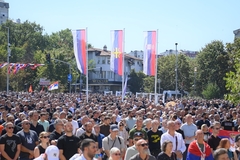 Hiljade građana prate opijelo Ratku Mladiću, služi patrijarh Porfirije (FOTO)