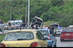 Dvije djevojke proletjele kroz šoferšajbnu autobusa prilikom sudara sa dva auta