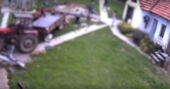 Pojavio se snimak stravične nesreće: Berači malina iz BiH traktorom se zakucali u ljetnjikovac (VIDEO)