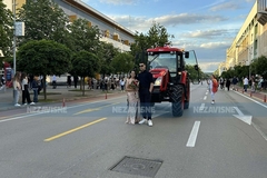 Maturanti Medicinske škole prodefilovali gradom, jedna maturantkinja došla traktorom (FOTO, VIDEO)