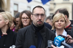 Prekinut štrajk radnika Čistoće u Zagrebu: Gradonačelnik pomaže u odvozu smeća (VIDEO)