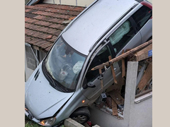 Automobil „sletio“ na krov kuće, tik iznad glave vlasnika (FOTO)