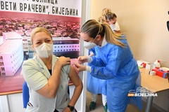 POČINJE VAKCINACIJA U BIJELJINI Prvu vakcinu dobila doktorica Radojičić (FOTO)